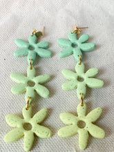 Load image into Gallery viewer, Ombré Speckled Flower Dangles
