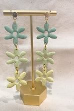 Load image into Gallery viewer, Ombré Speckled Flower Dangles
